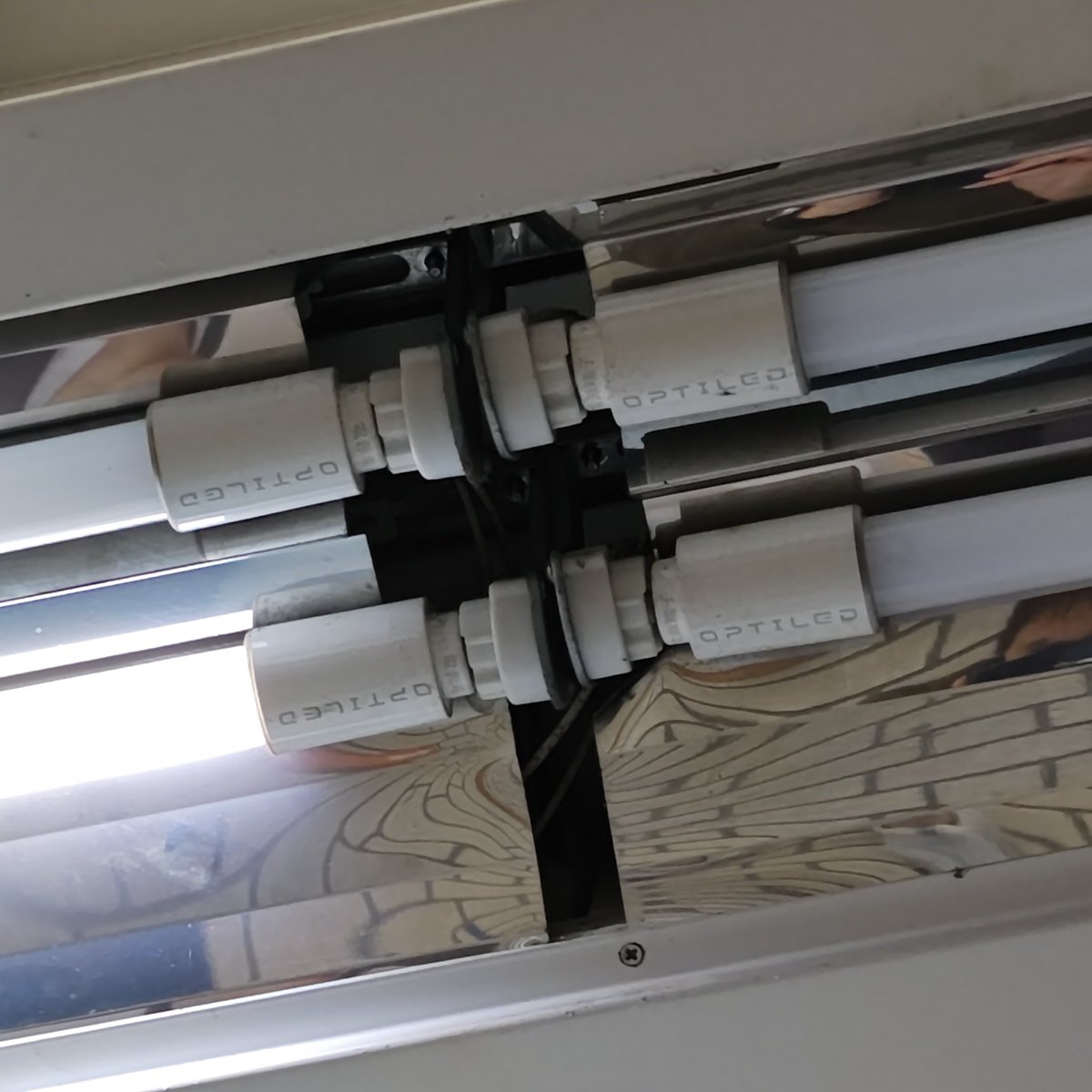 FluLa03's tweet photo. OPTILEDの直管LED(内照看板向け)
不点灯が多過ぎ https://t.co/BsWTnOZr4Q