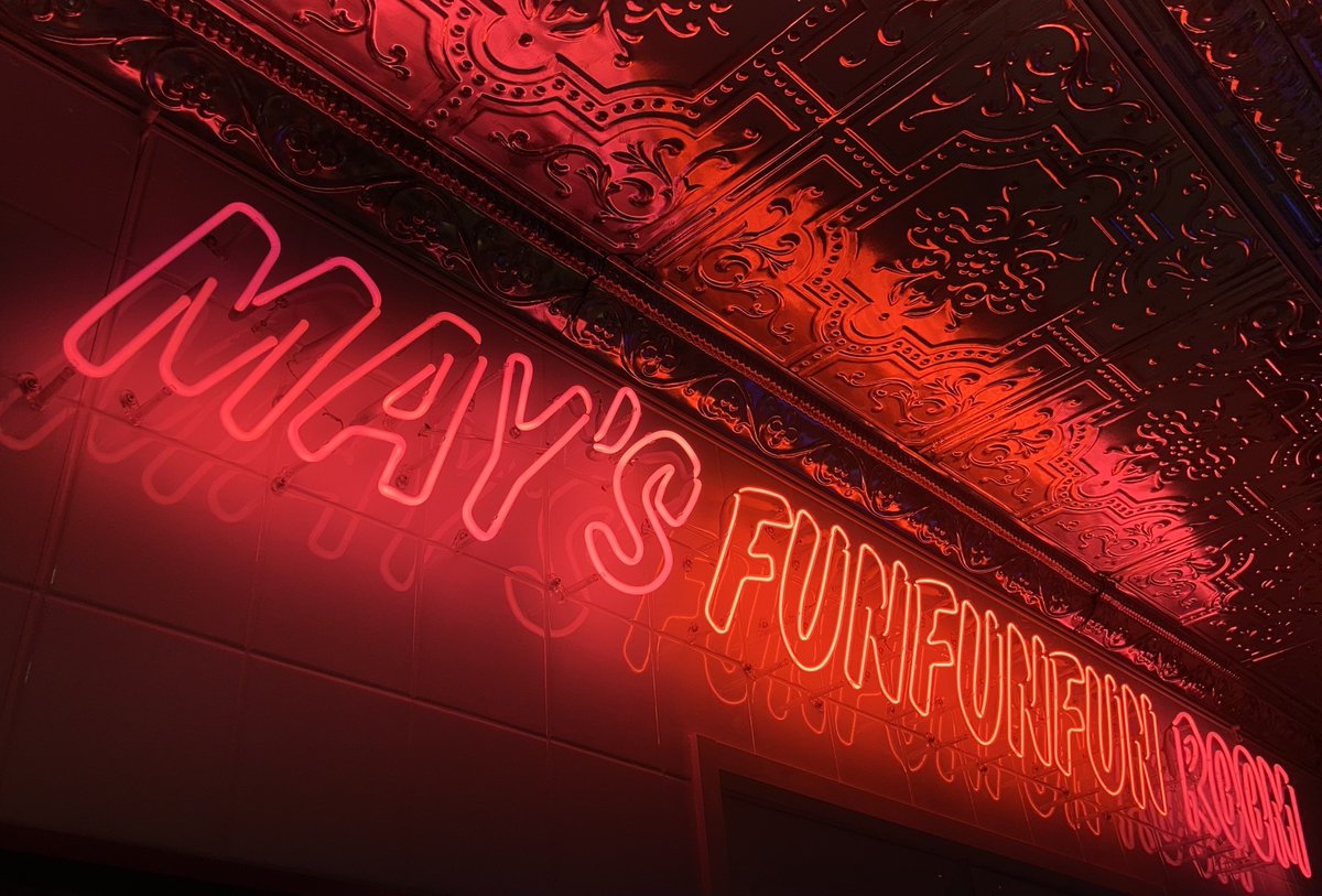 先にギャラリーのディスプレイのネオンだけ。ギャラリー名はネオン管の