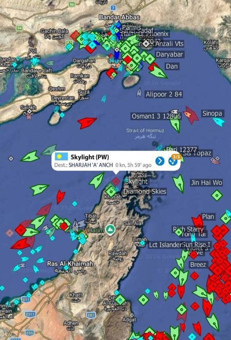 ruswar's tweet photo. ⚡️At least 150 tankers, including crude oil and petroleum product ships ⛴️🛢️, are anchored in the open waters of the Middle Eastern Gulf behind the Strait of Hormuz 🌊🇮🇷, — Reuters.

#🇮🇷Iran #HormuzStrait #MiddleEast #OilTankers #MaritimeUpdate #Reuters https://t.co/BbnroMtbLI