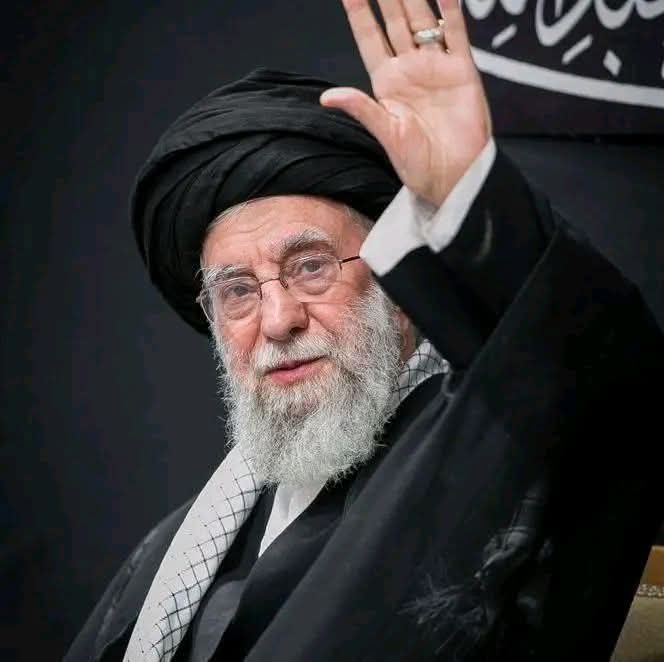 irfannuruddin_x's tweet image. Hatiku nyesek dgn wafatnya Ali Khemenei, dia tdk hanya milik Iran tapi milik dunia, simbol identitas, harga diri bangsa &amp;amp; perlawanan arus besar dunia. Khamenei adalah kompas spiritual &amp;amp; politik bagi jutaan umat di dunia.
Siapa sekarang yg akan berdiri tegak seperti dia? Prabowo?