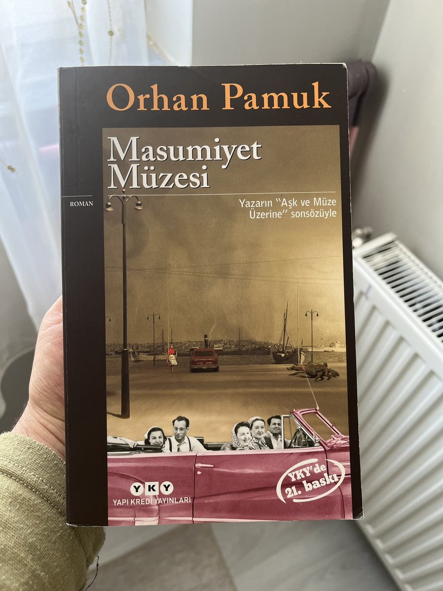 "Hayatımın en mutlu anıymış, bilmiyordum." ile başlayıp "Herkes bilsin, çok mutlu bir hayat yaşadım." ile biten, dizisi ile birlikte son derece gündemde olan bu kitap da nihayet bitirilen kitaplar rafıma kalktı.

Masumiyet Müzesi bana farklı duyguları etkili, yoğun ama aynı