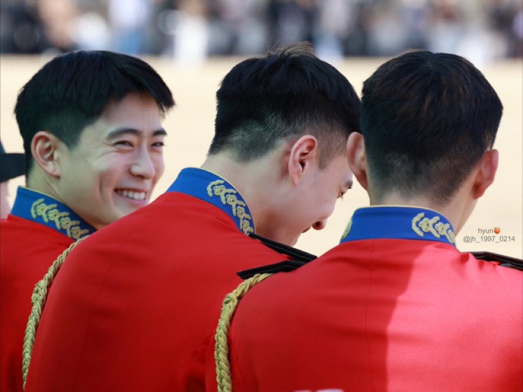 แจฮยอน ยูคยอมต่างเคยเป็นมักเน่ของพี่ ๆ กันทั้งนั้น ส่วนจองอูคือโดนมักเม่ทรีตให้เป็นมักเน่อีกที555 เลยมัดรวม 3 มักเน่