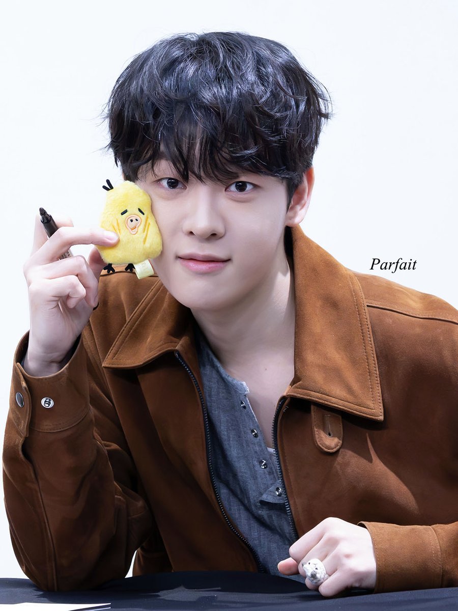 260228 시그팬싸

어떤 인형이랑 투샷
#이태빈 #LEETAEVIN