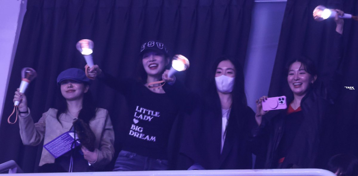 Yeri, Joy, Irene e Seulgi estiveram presentes no show de hoje da Wendy!!!! 💜💚🩷💛💙