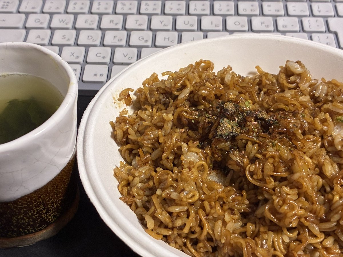 マンションに戻りました。今日の晩飯は、そば飯とわかめスープ🍲。カップ焼きそばから作っていますが、バリウマです😄