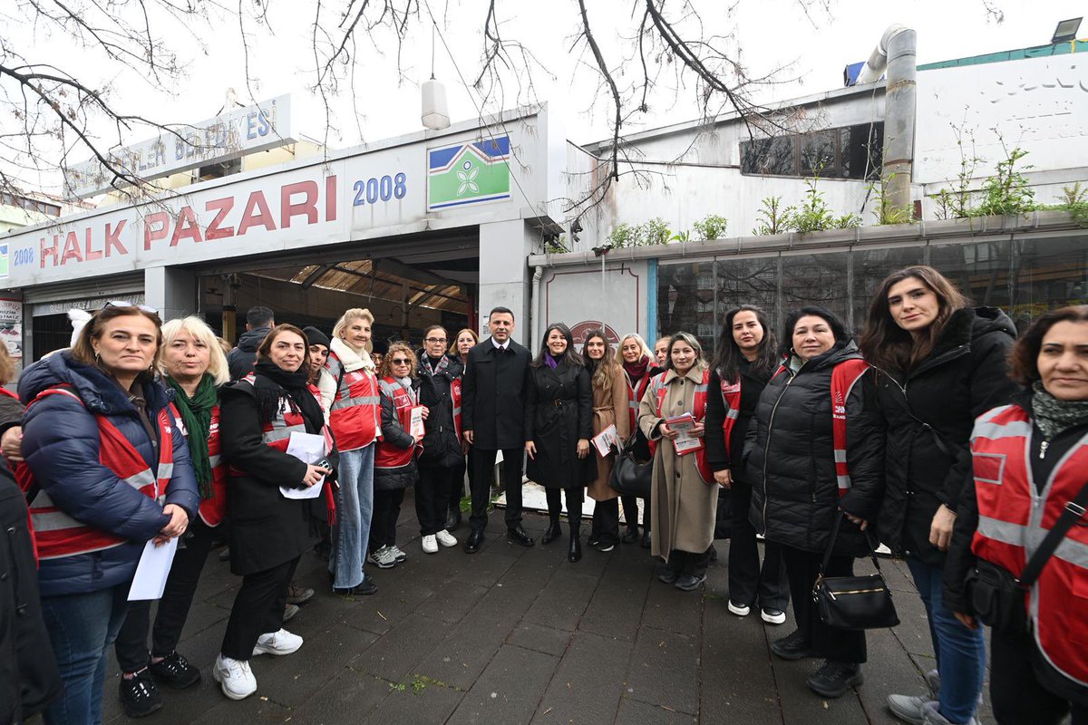 haticeselli's tweet photo. Gerçekleri Bilmeye #HakkınızVar 📍 Bahçelievler

İl Başkanımız Özgür Çelik’in ve PM Üyemiz Sinem Kırçiçek’in katılımıyla Bahçelievler’deydik. 

Kadın örgütümüzün dayanışması ve büyük özverisiyle iktidar yürüyüşümüze güç katmaktan gururluyuz. Bugüne kadar 1 milyonun üzerinde seçmenimizi ziyaret ederek partimize yönelik asılsız iddiaları ve adalet sistemindeki krizi; ülkemizin kurtuluş reçetesi olan parti programımızı anlattık. Çünkü biliyoruz ki toplum ancak gerçeklerle nefes alır. Yarınlarımızı aydınlatacak cesarete de kararlılığa da sahibiz.

Kadınların adalet mücadelesindeki dimdik duruşu, adil bir geleceğe olan inancımızı pekiştirecek. Karanlığı, omuz omuza vererek dağıtacağız.