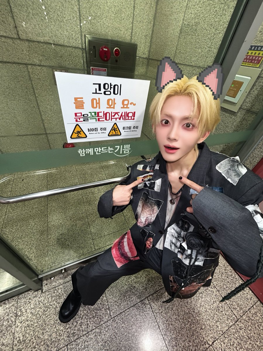 LAVIN_SOUNDS's tweet photo. 🐱래빈 출입 금지 구역🚫

#LAVIN #래빈 
#사랑하고싶지않아 https://t.co/0r9j33ooKy
