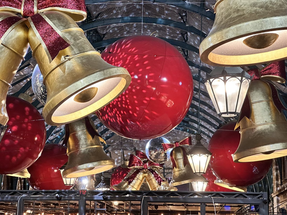 MoraFrames's tweet image. Christmas decorations hitting different this year ✨🎄
#ChristmasDecorations #ChristmasLights #MerryChristmas #FestiveVibes #uk #london #oxfordstreet