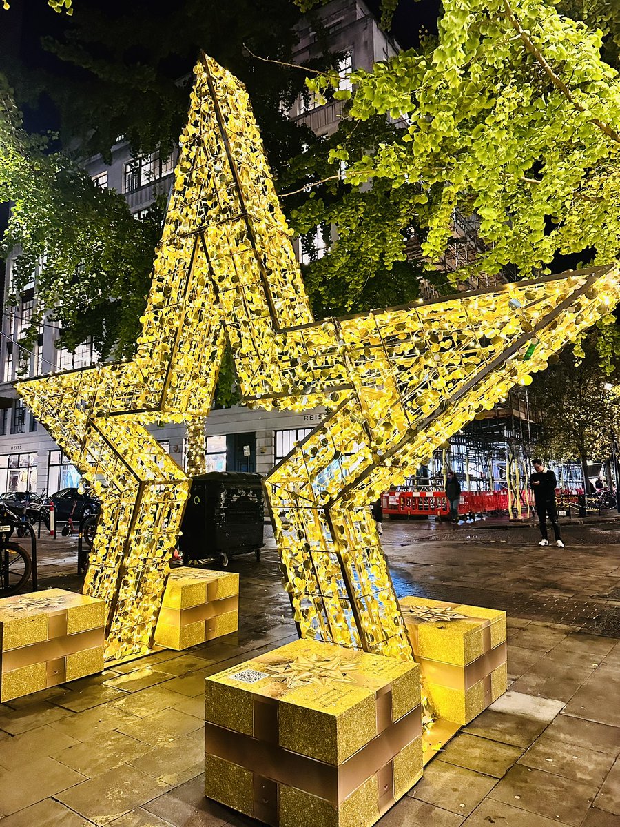 MoraFrames's tweet image. Christmas decorations hitting different this year ✨🎄
#ChristmasDecorations #ChristmasLights #MerryChristmas #FestiveVibes #uk #london #oxfordstreet