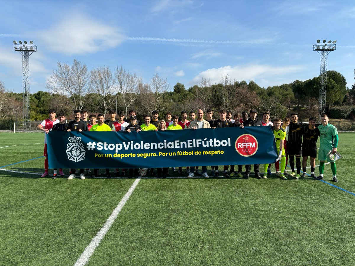 policia's tweet photo. Hoy día de partido...🥅

@policia y @RFFM_oficial en el partido entre @edmoratalaz y @uniCiempozuelos juntos por...

#StopViolenciaEnElFútbol

Por un deporte seguro
Por un fútbol de respeto⚽️ https://t.co/5pV8zema6o