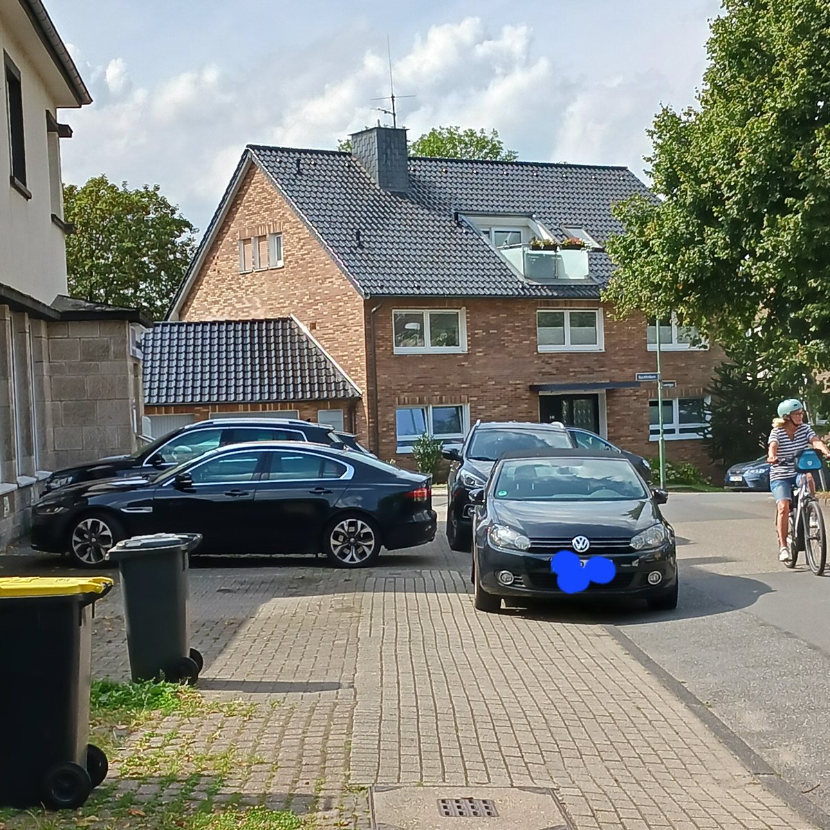 Falschparker Essen/Ruhr #runtervomgehweg tweet media