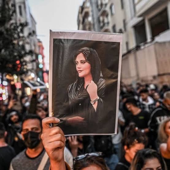 dudulikko's tweet photo. Solda saçı açık diye katledilen Mahsa Amini 
Sağda kızına dekolteli gelinlik giydiren Amiral Ali Şemhani

Siyasal İslam budur. https://t.co/KT9pY4KEmE