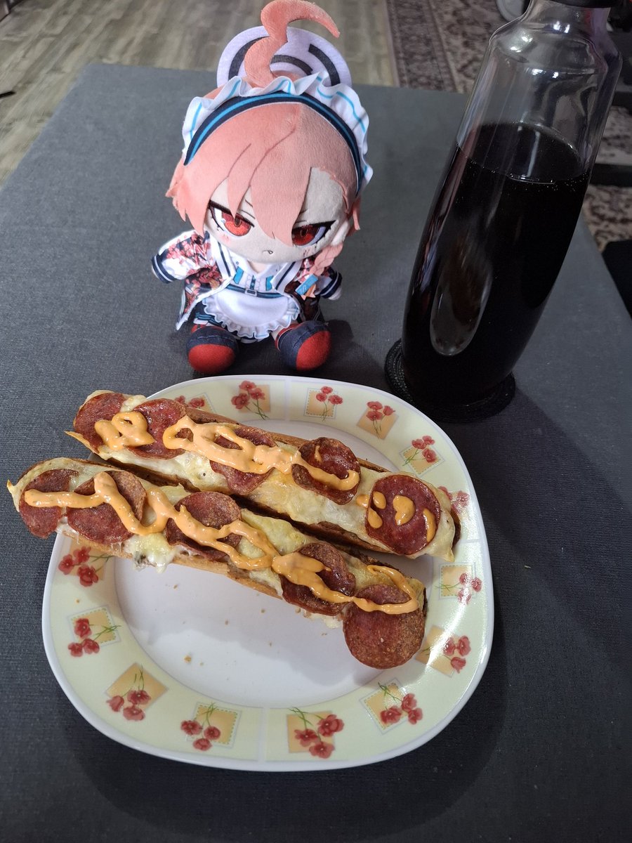 Good morning oomfies🥰 Today Neru decided to make me zapiekanki for breakfast😋 With special Neru sauce on top🤤🤤🤤