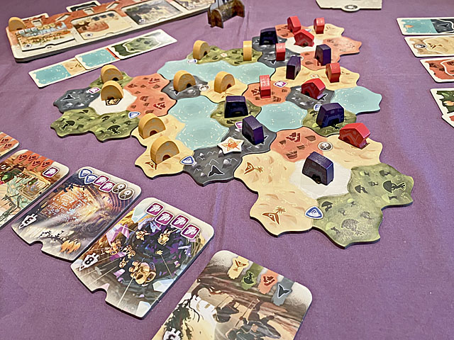 今日やったゲーム：デワンDewan。グーピー作。軽めの陣取りゲーム。盤面が狭くターン数も少ないため一手の価値が重い。後手番だと誰かが事故るのをじっと待つ感じだった。数種類のルールが入っており味変できる。