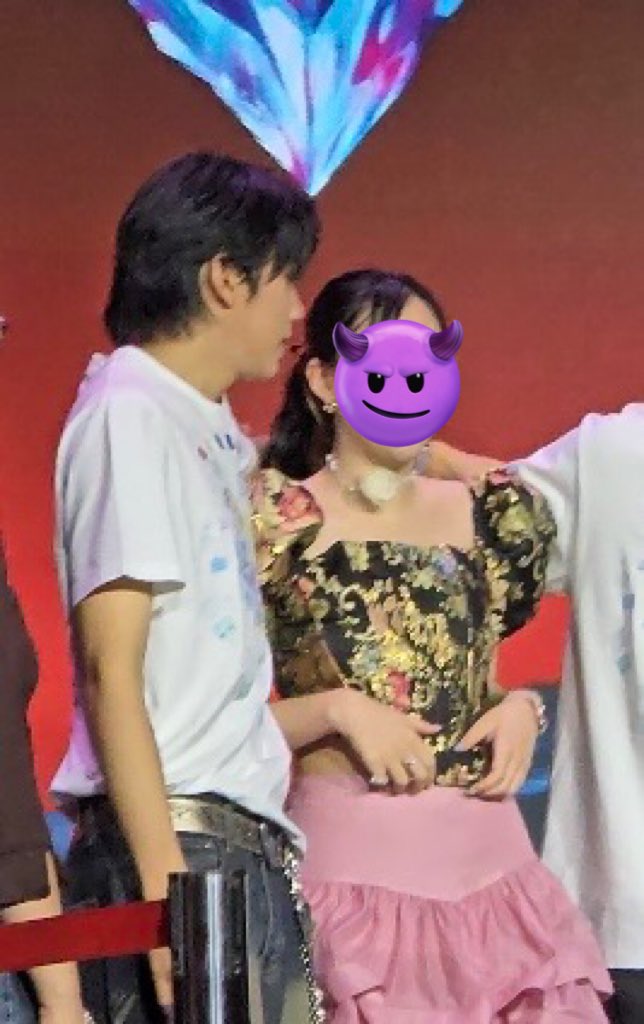 ใครจะเชื่อว่าขอท่ากอดคอแบบนักบอล แล้วศิลปินกระซิบข้างหูกูว่า “แต่หนูอยากเป็นนักวอลเล่บอล ได้ปะ”

#พ้อกสีซินจ่าวชาวโฮจิมินห์
#PROXIE1stFANCONinVN 
#PROXIEChokun