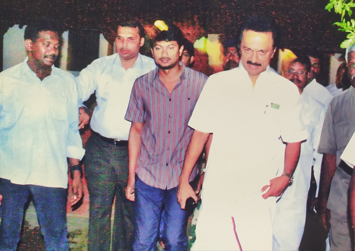 thil2004's tweet photo. ஓய்வென்ற சொல்லை அறியாத திராவிட சூரியனே!

எளியோர் நலன் காக்கும் எங்கள் முதல்வரே!

எந்நாளும் தொடரட்டும் உங்களது பொற்கால ஆட்சி...🖤❤️🌄

வாழ்க பல்லாண்டு என 
வாழ்த்தி வணங்குகிறோம்...!

#HBDMKStalin 
#படைப்போம்_வரலாறு! #udhayanithstalin
#Dmkitwing #DMK #Dmkyouthwing https://t.co/KV8EMldHVR
