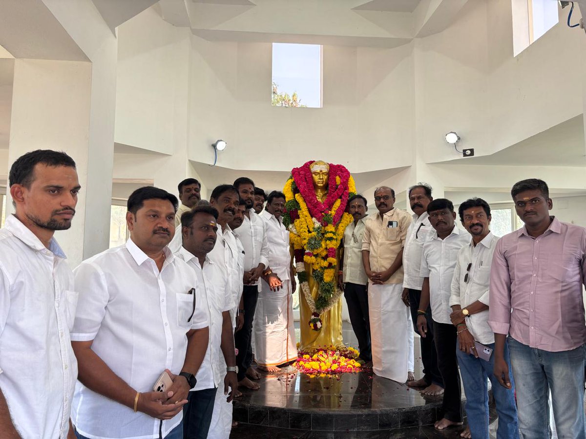 இன்று தியாகராஜ பாகவதர் அவர்களின் பிறந்தநாளை முன்னிட்டு அவரது திருவுருவ  சிலைக்கு திருச்சிமத்திய பேருந்து நிலையத்தில் உள்ள அவர்கள் மணிமண்டபத்தில் பாஜக #OBC அணி சார்பாக மாலை அணிவித்து மரியாதை செலுத்தினர் 

#தமிழ்நாடு_பாஜக_ஓபிசி_அணி #tamilnadu #NDA 
#NarendraModi #வீரதிருநாவுக்கரசு