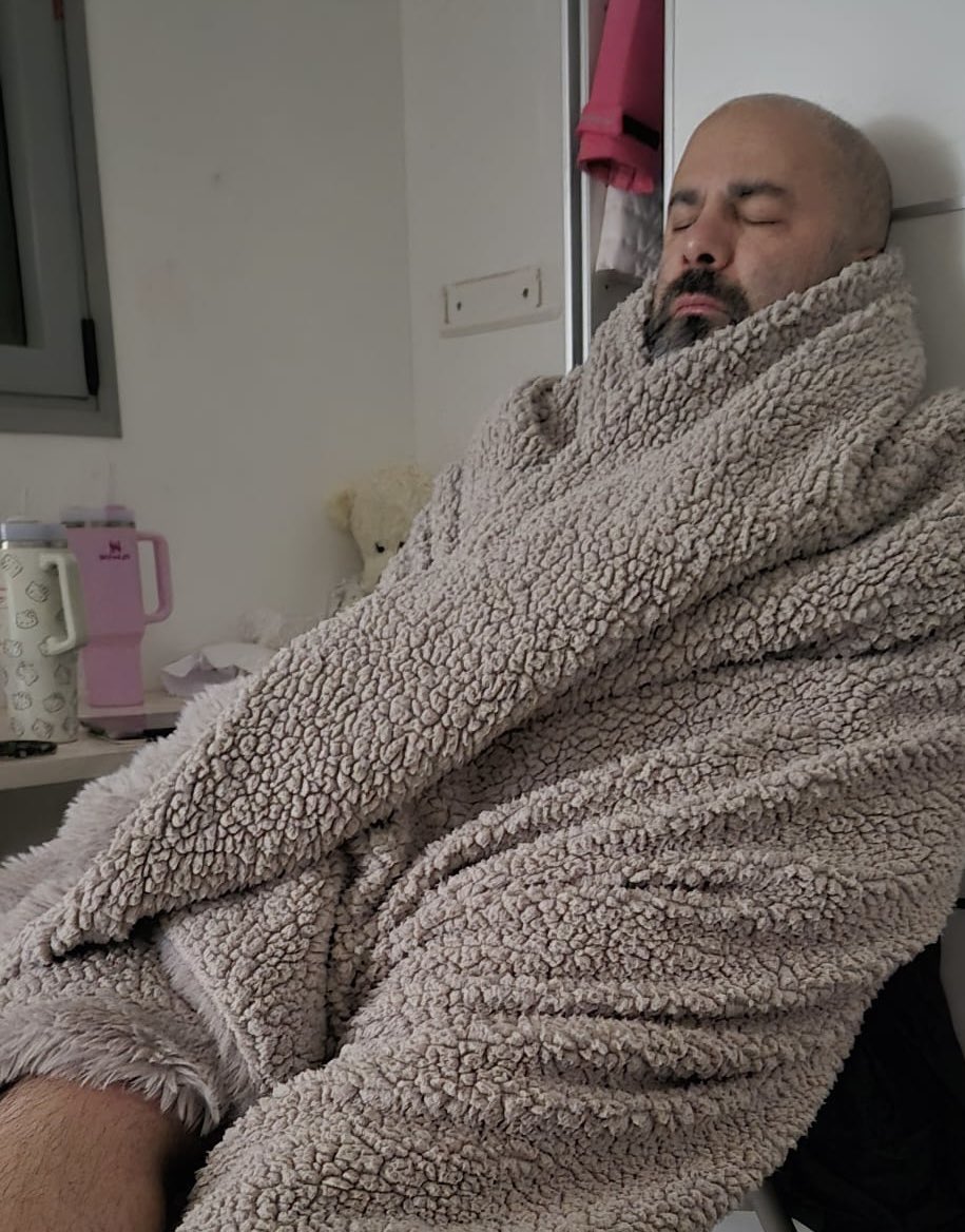 aryeshalicar's tweet photo. So sieht derzeit das Leben in Israel im Krieg aus:
Im Bunkerzimmer. Tag &amp; Nacht.
Und wisst ihr was - ich bin bereit Wochen und Monate auf diesem Stuhl zu schlafen und erst wieder aus dem Zimmer zu gehen, wenn das Unrechtsregime in der Heimat meiner Eltern beseitigt ist. https://t.co/3rSvf2S8Go