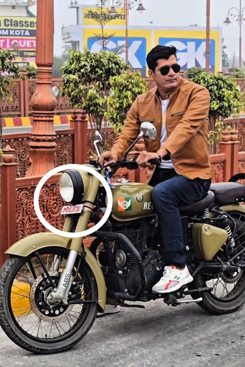 Prajapat204's tweet photo. ये हैं दारोगा "अनुराग सिंह भदौरिया"

पहले सरकारी मास्टर थे अब दारोगा बने, उसके बाद रील भी अच्छा बनाने लगे।

लेकिन दारोगा जी की बुलेट पर HSRP नंबर प्लेट नहीं है।

आप और हम जैसे लोगों का HSRP नंबर प्लेट नहीं रहता है तो उत्तर प्रदेश की पुलिस 5000 का चालान करती है।

क्या दारोगा जी का चालान होगा??