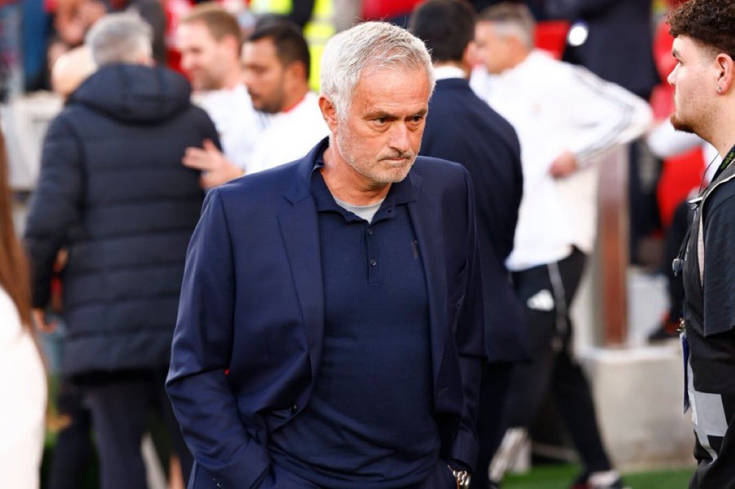 MadridXtra's tweet photo. 🚨 Jose Mourinho: “As a citizen and coach, I condemn any type of discrimination and ignorance.

I wanted to be balanced in the sense that I neither wanted to defend my own nor attack the other.

I want to be impartial about a case that could be of very great severity.

I repeat that I absolutely condemn any time of DISCRIMINATION, IGNORANCE, or IDIOCY.

If he’s found guilty, it’s over for him here.”