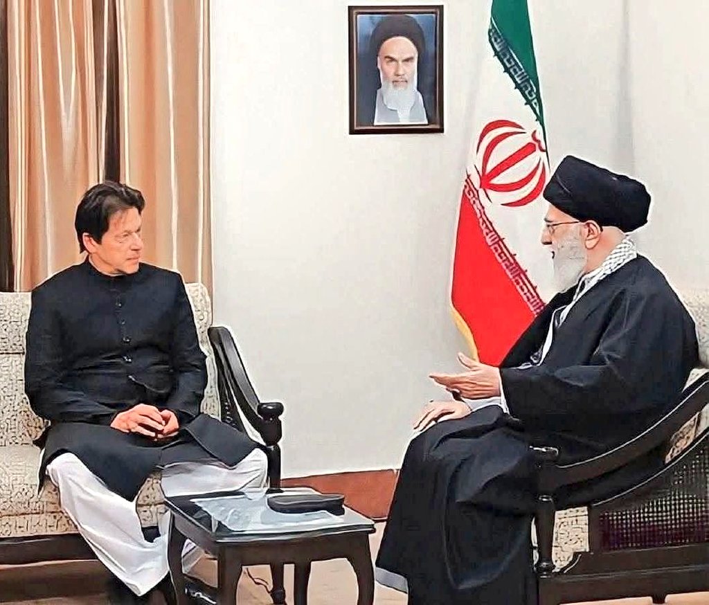 SabirShakirPK's tweet photo. آج یہ ہیش ٹیگ #KhameneiToKhanResistance پاکستان کا نمبر ون ٹرینڈ بنا دیں ‼️ 

ریٹویٹ کریں اور اس ہیش ٹیگ پر ایک ٹویٹ تو لازمی کریں۔

خامنہ ای سے خان تک ہر مسلمان مزاحمت کرے گا اور اپنا سر نہیں جھکائے گا۔ https://t.co/a8to9HrHXv