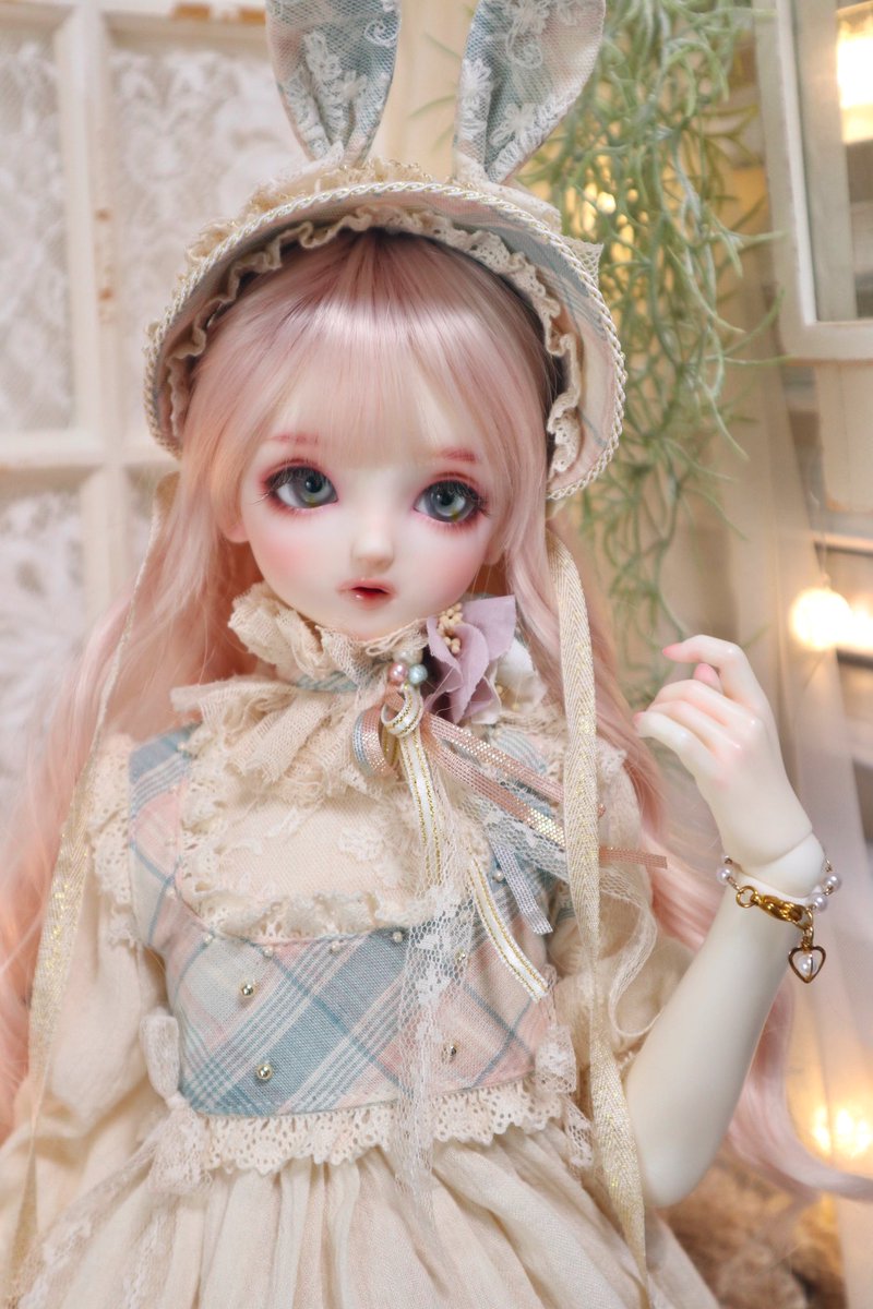 ホワイトからピンクに染めたらめちゃ明るめのピンクになって、わたし的にはくすんだ色が好みなので、黄色系と茶系を追加で染めたらいい感じになってくれた☺️