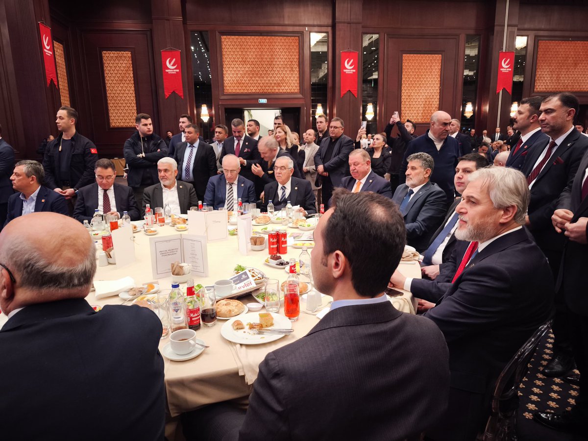 MehmedAltinoz's tweet photo. ERBAKAN HOCAMIZIN İZİNDE, AYNI SOFRADA BULUŞTUK

​Dün akşam İstanbul’da, Ramazan-ı Şerif’in bereketini paylaşırken aynı zamanda ömrünü "Yeniden Büyük Türkiye" idealine vakfeden Merhum Liderimiz Prof. Dr. Necmettin Erbakan Hocamızı vefat yıl dönümünde rahmet, minnet ve dinmeyen bir özlemle yad ettik.

​Genel Başkanımız Sayın Dr. Fatih Erbakan’ın teşrifleri ve pek çok siyasi parti genel başkanının katılımıyla gerçekleşen iftar soframız; Hocamızın birleştirici gücünün ve nezaket siyasetinin en güzel tezahürü olmuştur.

​Bizim için Erbakan Hocamız ve Milli Görüş; sadece bir lider ve dava değil, sarsılmaz bir iman ve insanlığın kurtuluş reçetesidir. O’nun açtığı kutlu yolda, davasına olan tam inancımızla ve Milli Görüş sancağını en yükseğe taşıma azmimizle yürümeye devam ediyoruz.

​Bu anlamlı akşamda bizleri yalnız bırakmayan tüm misafirlerimize teşekkür ediyor, Hocamıza Allah’tan rahmet diliyorum.

Mekanı cennet, makamı âli olsun.

​Mehmet ALTINÖZ Yeniden Refah Partisi Genel Sekreteri

#Erbakan #NecmettinErbakan #MilliGörüş #Ramazan #İftar