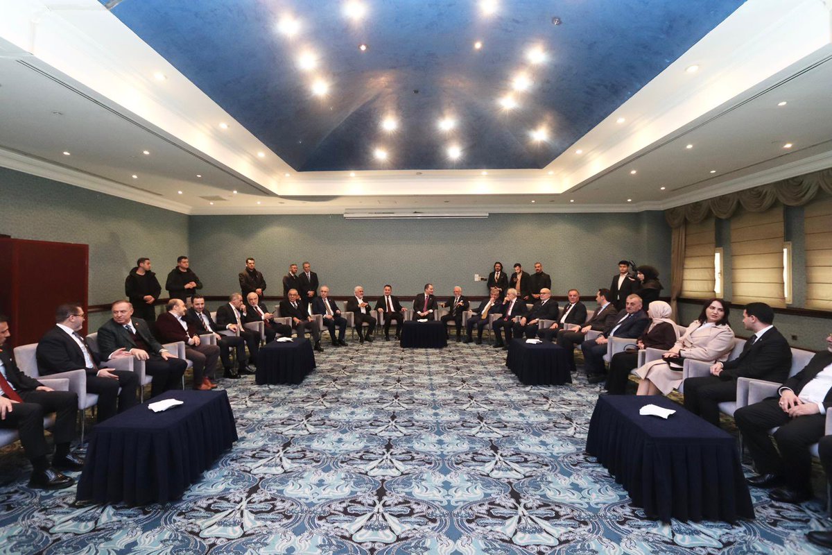 MehmedAltinoz's tweet photo. ERBAKAN HOCAMIZIN İZİNDE, AYNI SOFRADA BULUŞTUK

​Dün akşam İstanbul’da, Ramazan-ı Şerif’in bereketini paylaşırken aynı zamanda ömrünü "Yeniden Büyük Türkiye" idealine vakfeden Merhum Liderimiz Prof. Dr. Necmettin Erbakan Hocamızı vefat yıl dönümünde rahmet, minnet ve dinmeyen bir özlemle yad ettik.

​Genel Başkanımız Sayın Dr. Fatih Erbakan’ın teşrifleri ve pek çok siyasi parti genel başkanının katılımıyla gerçekleşen iftar soframız; Hocamızın birleştirici gücünün ve nezaket siyasetinin en güzel tezahürü olmuştur.

​Bizim için Erbakan Hocamız ve Milli Görüş; sadece bir lider ve dava değil, sarsılmaz bir iman ve insanlığın kurtuluş reçetesidir. O’nun açtığı kutlu yolda, davasına olan tam inancımızla ve Milli Görüş sancağını en yükseğe taşıma azmimizle yürümeye devam ediyoruz.

​Bu anlamlı akşamda bizleri yalnız bırakmayan tüm misafirlerimize teşekkür ediyor, Hocamıza Allah’tan rahmet diliyorum.

Mekanı cennet, makamı âli olsun.

​Mehmet ALTINÖZ Yeniden Refah Partisi Genel Sekreteri

#Erbakan #NecmettinErbakan #MilliGörüş #Ramazan #İftar