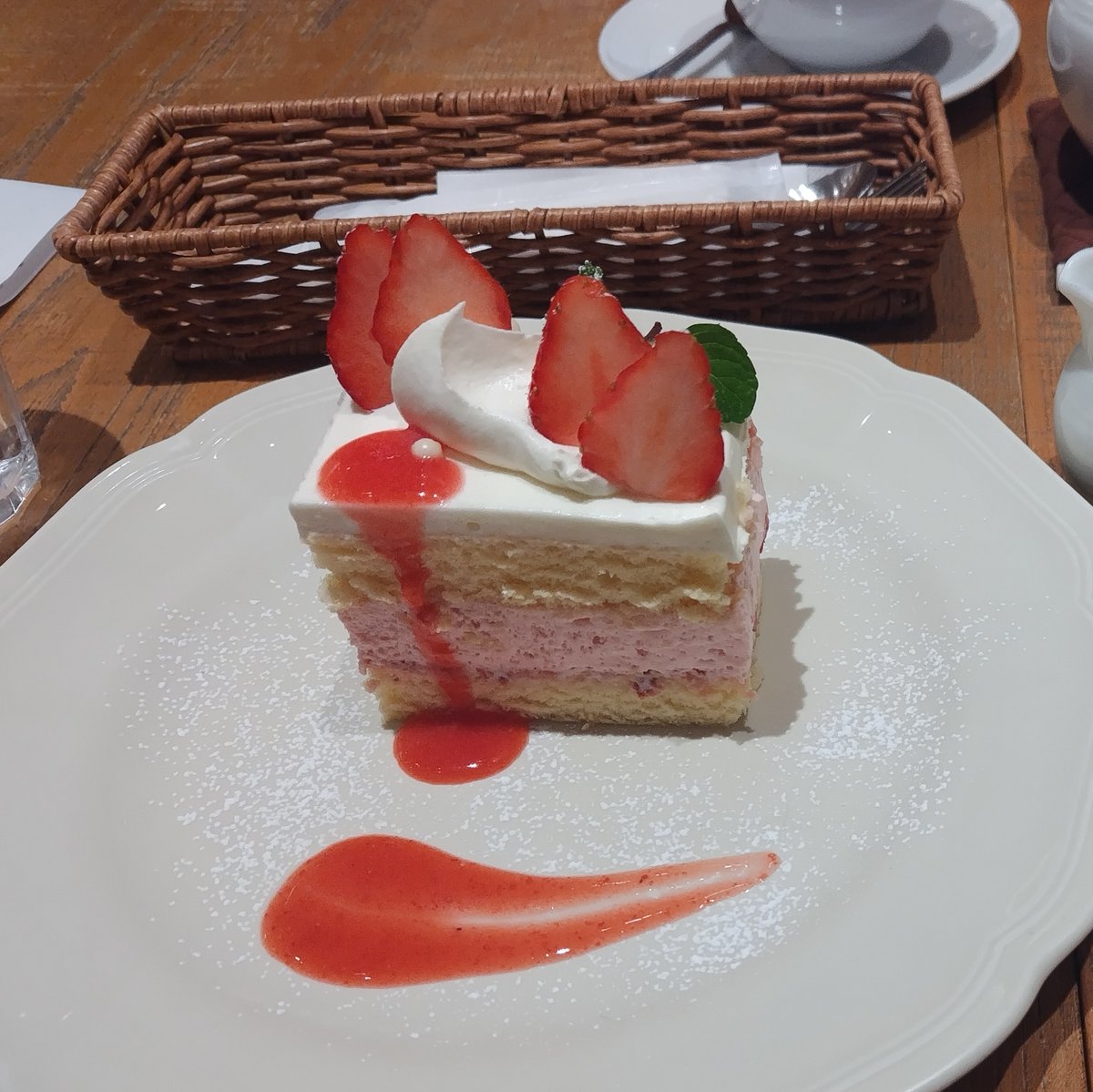 YUKKO75395025's tweet photo. 🧦可愛い靴下見~つけた🤣先日の事、久しぶりのGO友さんと🍴ランチへ。お互い👑ひろみ愛を語る語る語る(笑)、GO談義は尽きず。愛は語るも、🎤初日は落選💦
#郷ひろみファン
#Gに目が行く?
#GlobalOne(トリエ京王調布・コトモノマルシェ) https://t.co/etKKhSNi35