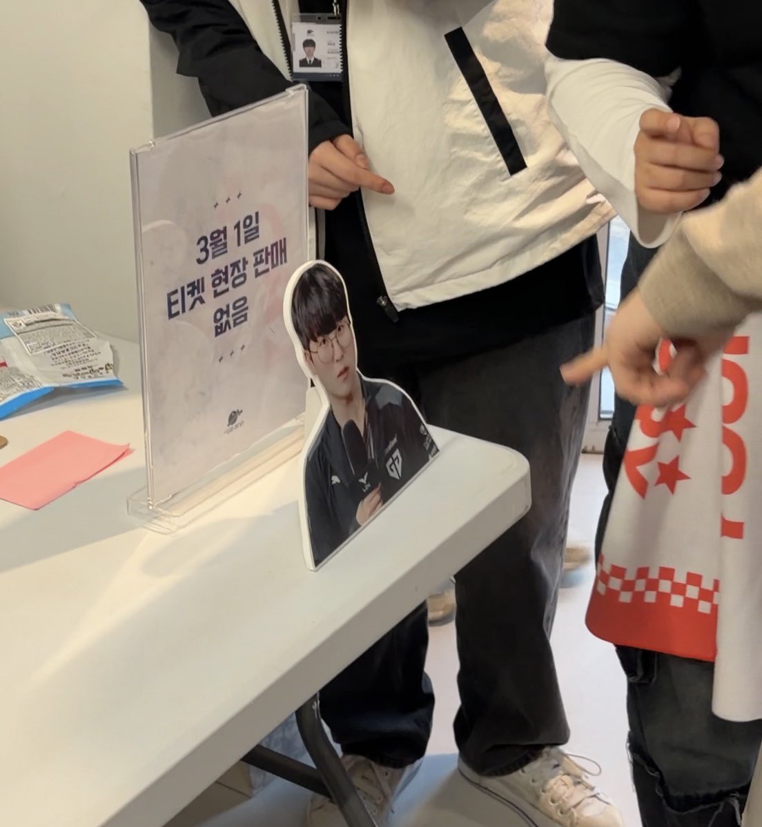 ttomakkii's tweet photo. 기인이 놓여져 있는거 보고 어뭐야 기인이 하고 손가락질 함 저 손 곽보성,, https://t.co/kJPi0wNAaZ