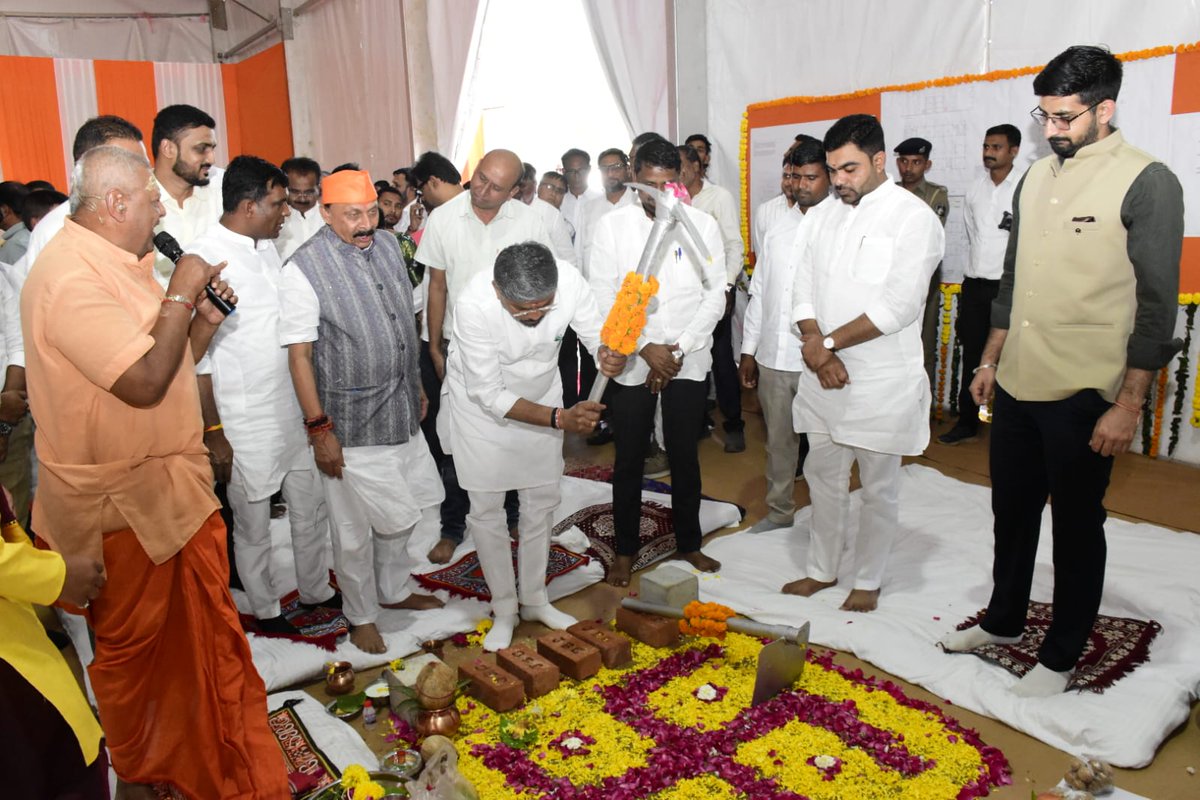 patasp_tapi's tweet photo. નાલોઠાની ધરતી પર શિક્ષણનું નવું સ્વપ્ન સાકાર બનવા તરફ એક મજબૂત પગલું! 

આદર્શ નિવાસી શાળા નાલોઠા ખાતે ખાતમુહૂર્ત સાથે આદિજાતિ વિદ્યાર્થીઓ માટે ગુણવત્તાસભર અને આવાસીય શિક્ષણના નવા યુગની શરૂઆત.
@CMOGuj 
@CollectorTapi 
@ddo_Tapi 
@DRDATapi
@InfoGujarat 
@TribalAffairsIn https://t.co/iGsBjIPK1t
