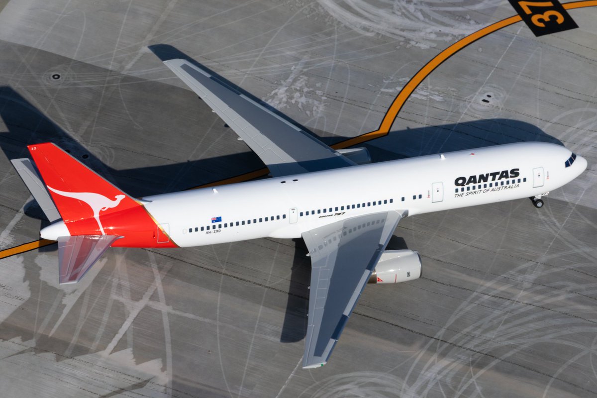 ハセガワ 1/200 767-336 カンタス

GE,PW,RR全タイプの767を運用したことで知られるカンタスですが、今回はBAからのリース機でRR搭載仕様を再現。
エンジンはBrazのレジンパーツを使用し、尾翼のカンガルーはスタンピングリーフで再現しました🦘
#旅客機プラモフェスin名古屋26
#旅客機プラモ