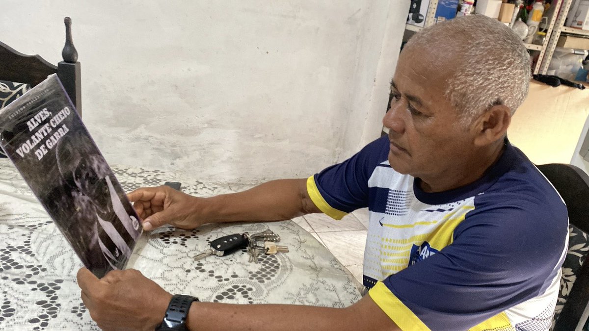 adersonsantosv's tweet photo. (sempre) me perguntam pq eu “inventei” de fazer uma biografia de um jogador!?!
- a imagem de Alves com a capa de seu livro responde e paga “meu trabalho”… que venha logo o lançamento 🙌🏾⌛️📖⚽️☑️ #VolanteCheioDeGarra #EditoraPrimeiroLugar #biografia https://t.co/nmBIbfowzL