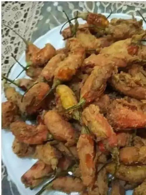 beli gorengan kehabisan adanya cabe doang,ywdh daripada pulang kosong 🤤