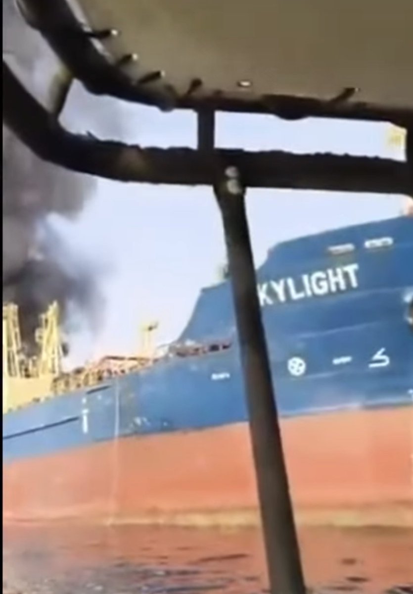 มีรายงานล่าสุดว่า เรือบรรทุกน้ำมัน Sky Light ใกล้จมลงสู่ก้นทะเล หลังถูกกองกำลังอิหร่านเปิดฉากโจมตีอย่างหนักบริเวณใกล้ ช่องแคบฮอร์มุซ (Strait of Hormuz) ซึ่งเป็นเส้นทางลำเลียงพลังงานที่สำคัญที่สุดของโลก