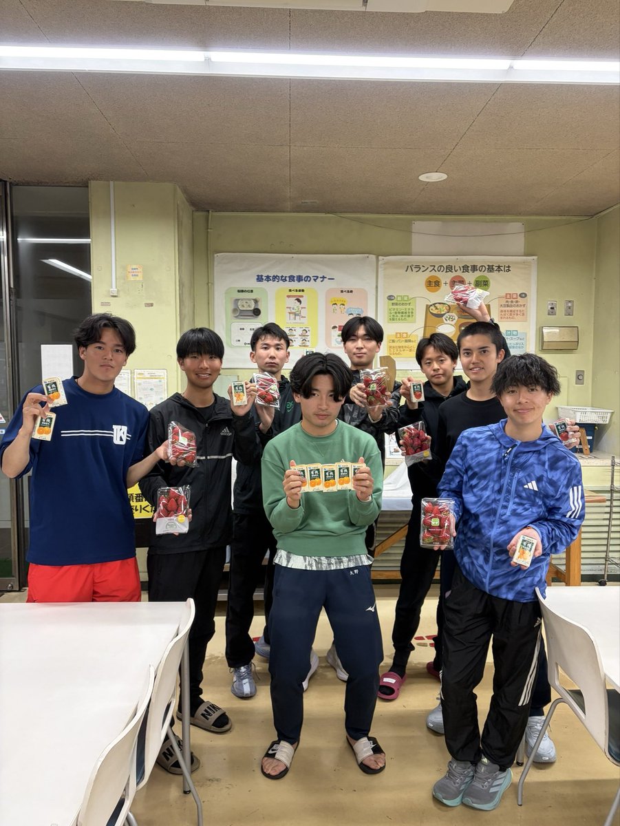 江川（2）マネージャーのご両親様よりジュースといちごの差し入れをいただきました！ありがとうございます‼️
合宿も今日で折り返し、残りの日も頑張ります！