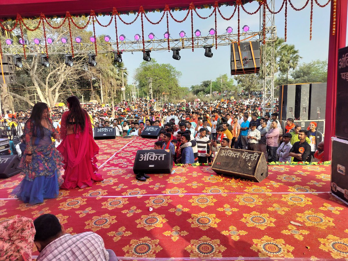 आज आकोपुर, मखदुमपुर में आयोजित होली मिलन समारोह में सम्मिलित होकर आप सभी के बीच अपार स्नेह का अनुभव हुआ।

इस शानदार एवं सफल आयोजन के लिए अभिषेक बाबू सहित सभी युवा नवजवान साथियों को हार्दिक बधाई।

होली का यह पावन पर्व आप सभी के जीवन में सुख, समृद्धि और खुशियों के नए रंग लेकर आए।