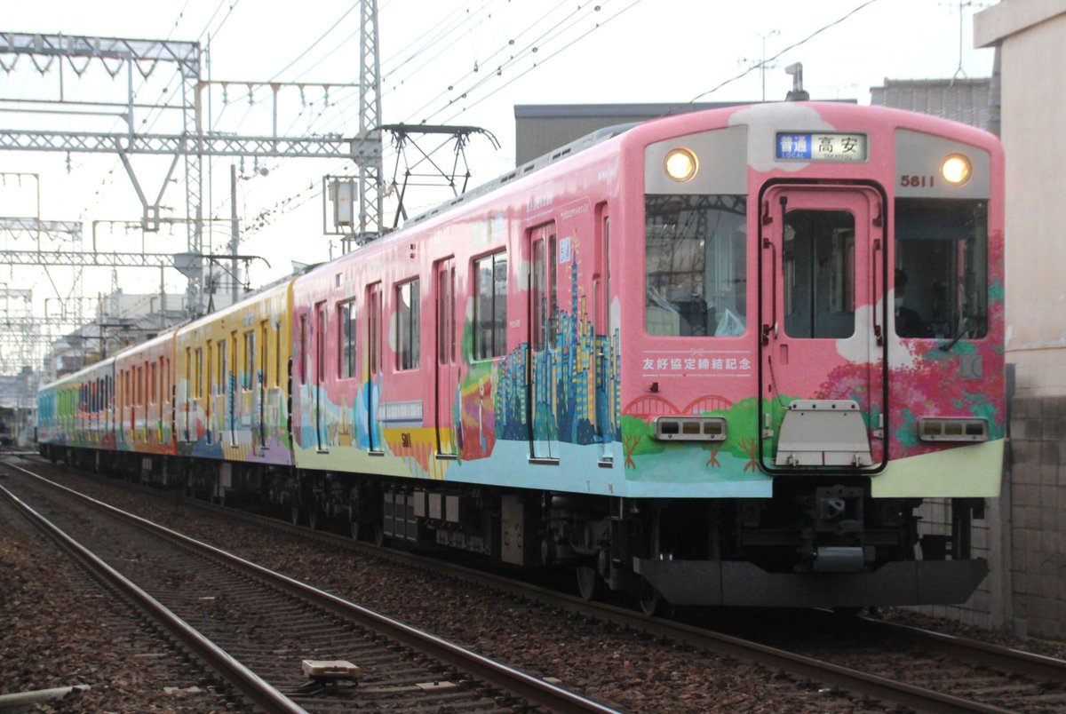 YLc5820's tweet photo. おはようございます🙂「台北へ行こう!列車」として活躍する5800系DF11ですが1両ごとにベースの色が異なる全面ラッピングは非常に目立ち、どの種別でも見ることが出来たらラッキーです😃🚋
#近鉄 #近鉄電車 #近鉄5800系 #DF11 #台湾 #台北 #ラッピング #種別 #撮影 #普通電車 #高安 https://t.co/hBG1fPadH2