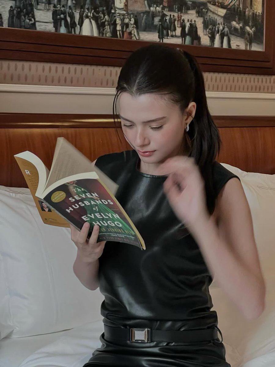 Cuando piensas que Becky no se  puede ver más gay, aparece leyendo los 7 maridos de Evelyn Hugo.
Chica ésto es más homosexual que besarte con Freen 😂😂

#Beckysangels