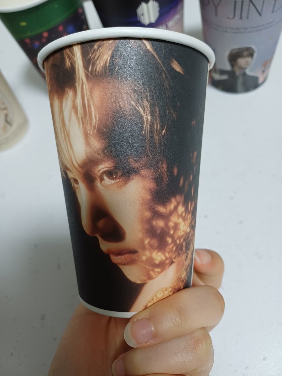 wbdodgeoeo's tweet photo. BTS BIRTHDAY CAFE CUP GOODS 
total 6000원 DM please https://t.co/opAOeqT75o