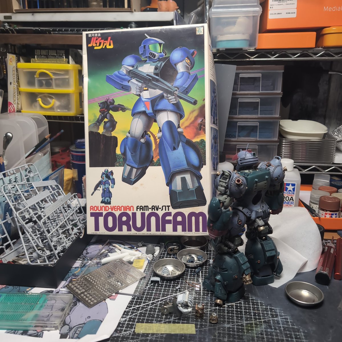 そんな時間ないのに、先日のとさしん。さんのリポストにほだされて？実は。。。オークションで入手してしまいました(⁠ ⁠≧⁠Д⁠≦⁠)笑笑
でも、こっちの方が大変そうでヤバいかも(⁠；⁠^⁠ω⁠^⁠）１年計画か。。。バイファムも呆然自失で眺めてる💧笑笑