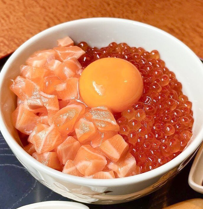 gourmetroad5's tweet photo. 愛知県名古屋市大曽根駅近くにあるお店「義寿司」の、キラキラに輝く上質なイクラとサーモンをたっぷり使用し、卵黄をのせた「寿司屋の親子丼」✨ https://t.co/3inBzqMlLX