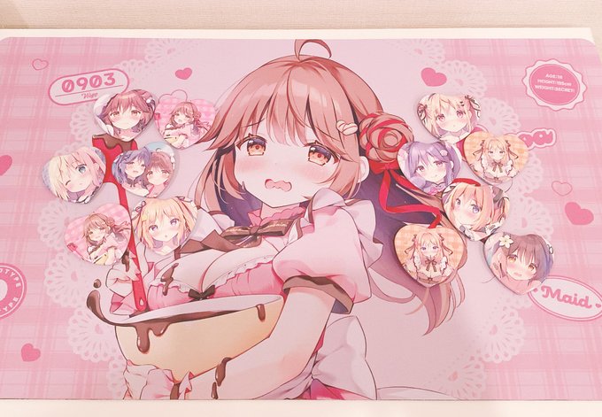 DMMスクラッチさんぱんのみみガチャの
デスクマット&缶バッジ&ミニ色紙🍒
メイド服づくしです!♡ 