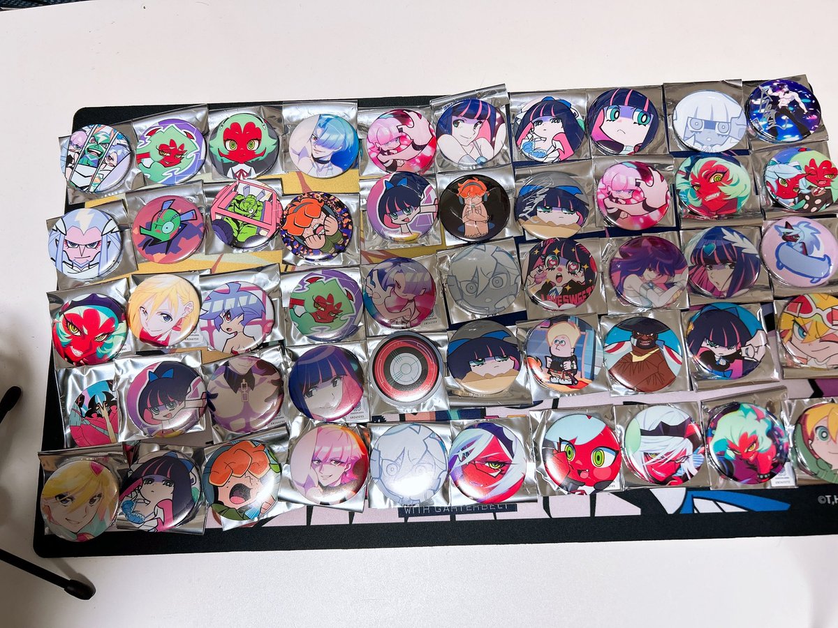 100種缶バッジ！！！ 100個開封結果！！！！サイン入りの缶バッジやべ