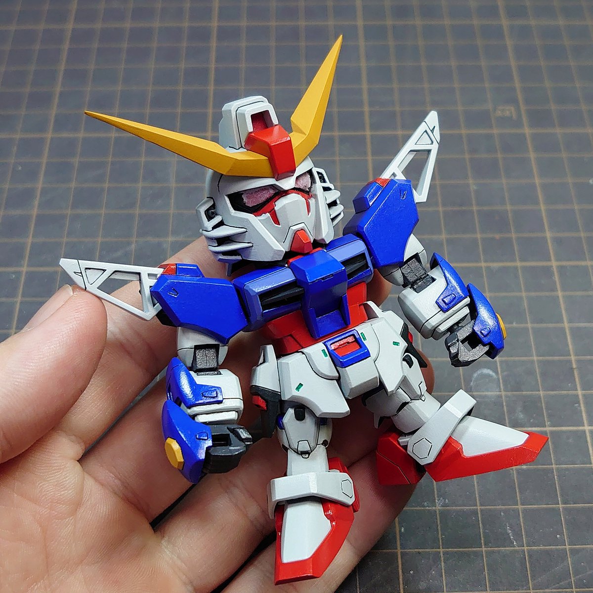 デスティニーガンダムのスミ入れが終わりました！ 後はシールを貼っ