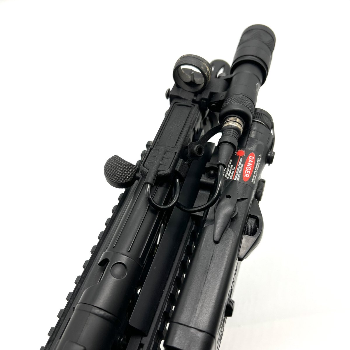 GIBBOUS OUTFITTERS MP5 Front Sight Mount

savanna.thebase.in/search?q=Front…

MP5およびMP5Kのフロントサイトポストに、ライトとスイッチをマウントできるキットです。

コッキングチューブ上部という誤作動の可能性が低く、かつ直感的に操作できる位置にスイッチを配置可能。