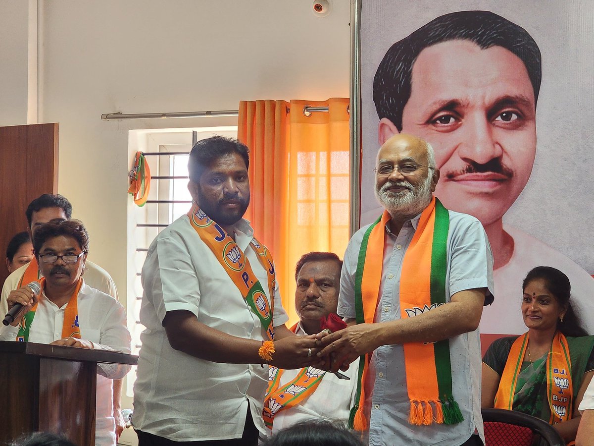 ym_satish's tweet photo. ಬಳ್ಳಾರಿಯ ಅಟಲ್ ಬಿಹಾರಿ ವಾಜಪೇಯಿ ಬಡಾವಣೆಯಲ್ಲಿರುವ ಬಿಜೆಪಿ ಕಛೇರಿಯಲ್ಲಿಂದು ಜರುಗಿದ ‘ಜಿಲ್ಲಾ ಕಾರ್ಯಕಾರಿಣಿ ಸಭೆ ಮತ್ತು ಪಂ. ದೀನದಯಾಳ್ ಉಪಾಧ್ಯಾಯ ಪ್ರಶಿಕ್ಷಣ ಮಹಾಭಿಯಾನ - 2026’ ದಲ್ಲಿ ಪಾಲ್ಗೊಳ್ಳಲಾಯಿತು. https://t.co/UWjvoYJWdS