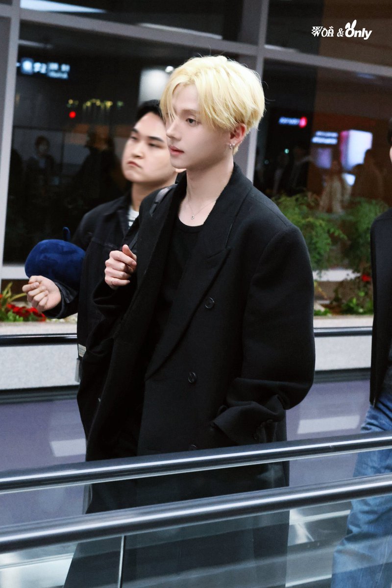 ロングコート(全身ブラックコーデ)のサンウォンくんなんて文字だけで見てもかっこいいにきまってるんだけど本当にイケメンすぎて歩く彫刻