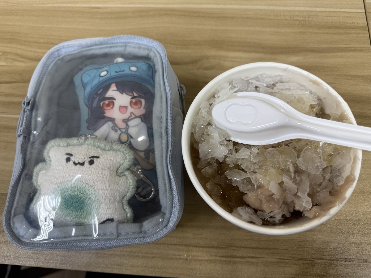 今天趁連假最後一天，出來小逛一下，帶蘭蘭跟帝江大哥來看台北101跟吃挫冰。
帝江看到101就ㄧ副很想爬上去的樣子。
草：帝江大哥，那個叔叔是有練過的，不可以學喔。
帝：我可以用飛的啊！
蘭：我也有尾巴直昇機哦。
草：我錯了，真不愧是我的推跟帝江大哥，請受我一拜。
#蘭蘭你看 #小小帝江出任務