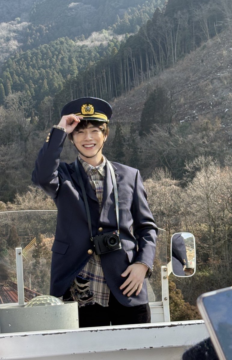 reo201's tweet photo. ①信長車掌すぎる佐藤信長様🚃
②ライカとバブルガン二刀流の佐藤信長様🫧
③寝起きの背伸びのような動きをなさる佐藤信長様☀️
④ライカを向けてくださる佐藤信長様📷
#みや旅 https://t.co/MPmzVq24DG